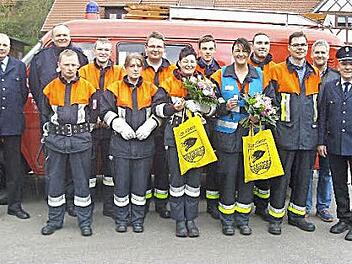Die beiden Damen im Vordergrund (mit Blumen) haben die Endstufe erreicht. Nach der Pr&uuml;fung entstand diese Aufnahme (von links): Schiedsrichter Walter Reuter, KBI Thomas Habermann, Marco Steppert, Thomas Dittmann , Lydia Lengler, Marius Mock, Katja Stetter, Fabian Valtin, Lisa Barthelmann, Stefan Dittmann, Rene Sommer, Feuerwehrreferent Markus Fausten und Kommandant Dittmann Berthold&nbsp; Foto: privat