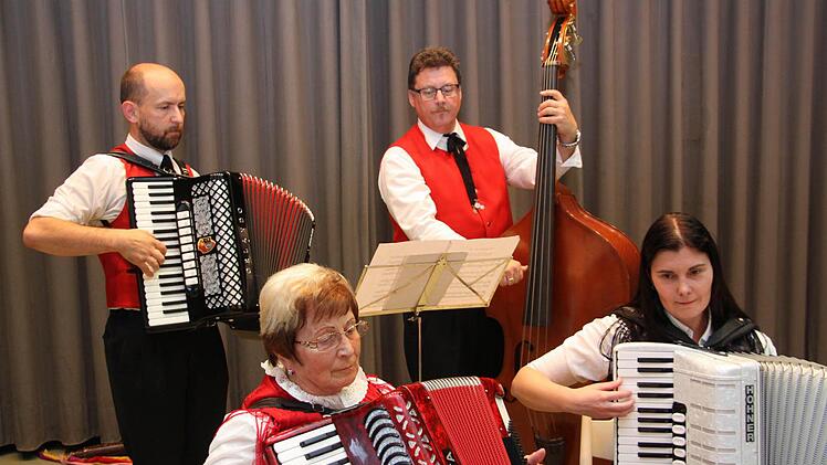 Sanfte Klänge harmonisch rübergebracht: Die Akkordeon-Gruppe. Foto: Arnold Nöth