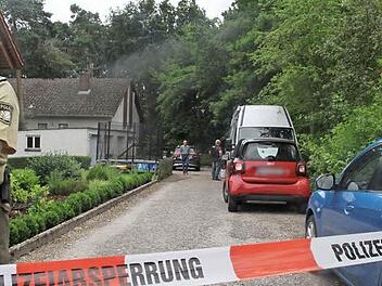 Der Zutritt zum Tatort war nicht möglich. Staatsanwaltschaft und Polizei ermittelten bis in die Abendstunden.  Fotos: Michael Busch