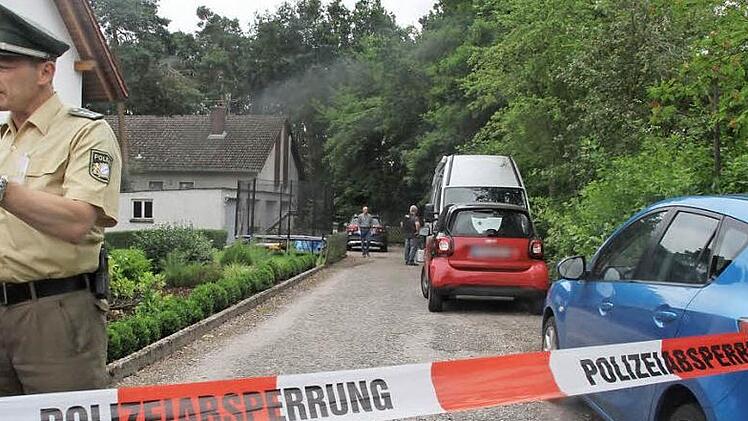 Der Zutritt zum Tatort war nicht möglich. Staatsanwaltschaft und Polizei ermittelten bis in die Abendstunden.  Fotos: Michael Busch