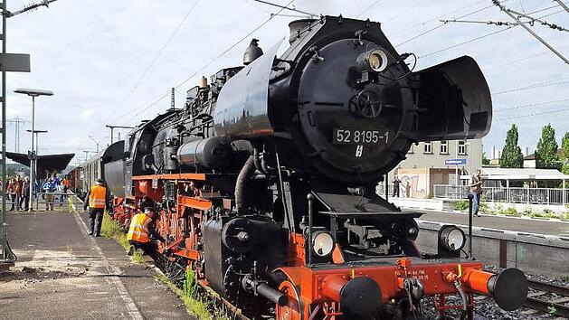 Die Dampflok 52&nbsp;8195 f&auml;hrt von F&uuml;rth &uuml;ber Erlangen und Forchheim nach Neuenmarkt-Wirsberg. Foto: privat