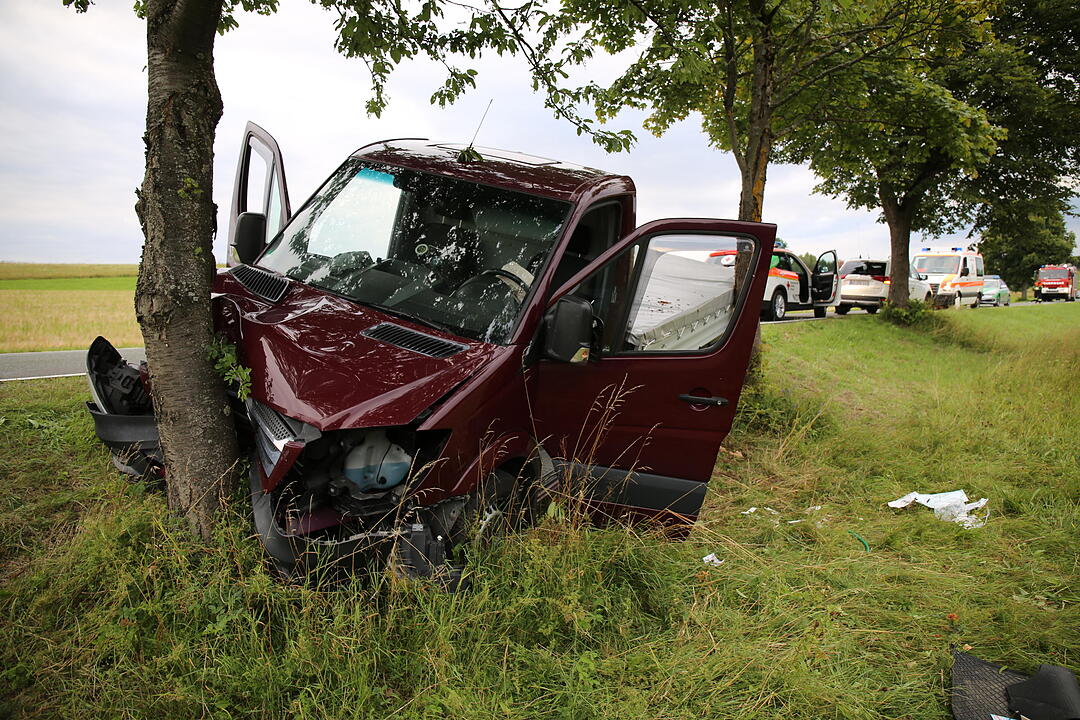 Kreis Kronach: Transporter prallt gegen Baum