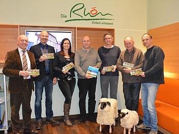 Das Jahresprogramm 2018 des Naturparks und Biosph&auml;renreservats wurde vorgestellt: (von links) Vorsitzender Landrat Thomas Habermann, Gesch&auml;ftsf&uuml;hrer Klaus Spitzl, Jennifer Rother von der Rh&ouml;n-GmbH, Michael Dohrmann vom Haus der Langen Rh&ouml;n, Joachim Schneider von der Umweltbildungsst&auml;tte Oberelsbach, der Leiter der Biosph&auml;renreservat-Verwaltungsstelle, Michael Geier, und Claus Schenk vom Haus der Schwarzen Berge.  Foto: Stefan Kritzer