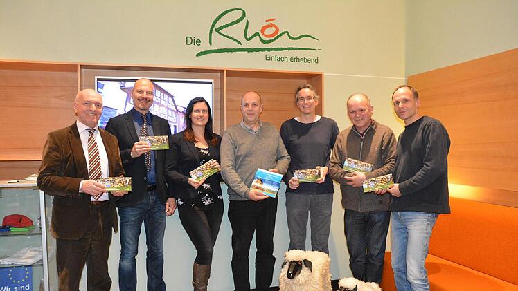 Das Jahresprogramm 2018 des Naturparks und Biosph&auml;renreservats wurde vorgestellt: (von links) Vorsitzender Landrat Thomas Habermann, Gesch&auml;ftsf&uuml;hrer Klaus Spitzl, Jennifer Rother von der Rh&ouml;n-GmbH, Michael Dohrmann vom Haus der Langen Rh&ouml;n, Joachim Schneider von der Umweltbildungsst&auml;tte Oberelsbach, der Leiter der Biosph&auml;renreservat-Verwaltungsstelle, Michael Geier, und Claus Schenk vom Haus der Schwarzen Berge.  Foto: Stefan Kritzer