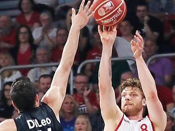 Lucca Staiger steigt gegen den Bonner Anthony DiLeo zum Dreier hoch. Foto: Daniel L&ouml;b