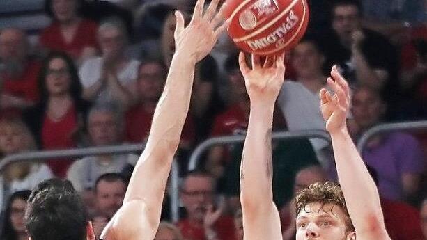 Lucca Staiger steigt gegen den Bonner Anthony DiLeo zum Dreier hoch. Foto: Daniel L&ouml;b