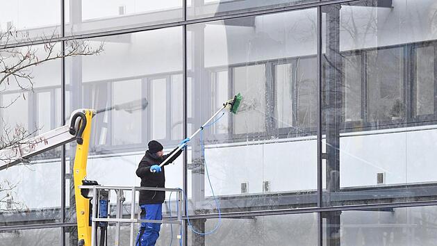 Etwa 80 Prozent der Tätigkeit eines Gebäudereinigers besteht aus Fensterputzen.  Foto: Ronald Rinklef