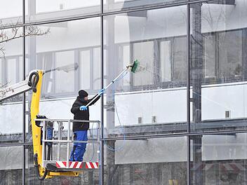 Etwa 80 Prozent der Tätigkeit eines Gebäudereinigers besteht aus Fensterputzen.  Foto: Ronald Rinklef