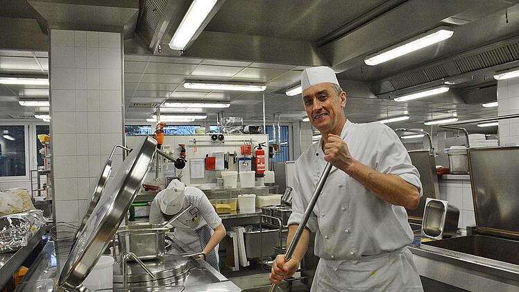 Mit Riesenkochlöffeln wird in der Küche des Rhönklinikums gekocht. Foto: Hanns Friedrich