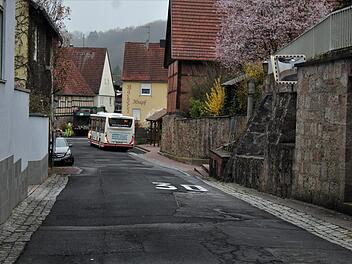 Die Sanierung der Von-Henneberg-Straße in Aschach wird eine großer Herausforderung. Das wurde auf der Bürgerversammlung klar.  Foto: Werner Vogel