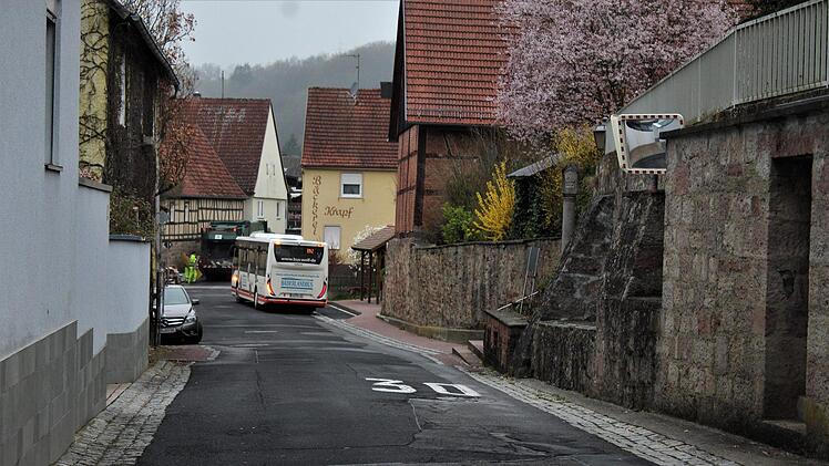 Die Sanierung der Von-Henneberg-Straße in Aschach wird eine großer Herausforderung. Das wurde auf der Bürgerversammlung klar.  Foto: Werner Vogel