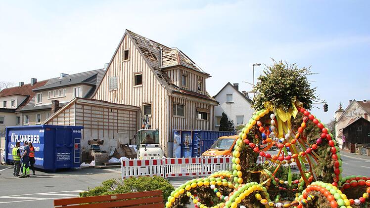 Das Gebäude Fritz-Hornschuch-Platz 2 in Mainleus wird abgerissen. Foto: Jürgen Gärtner