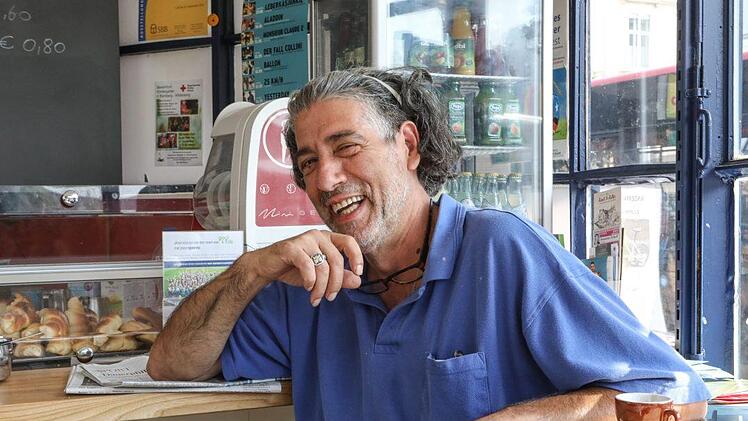 "Die Leute kommen gerne wieder": Francesco Rubiu in seinem Caf&eacute; Rondo. Foto: Barbara Herbst