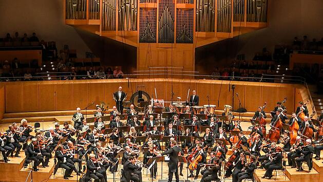 Maximal 65 Musiker lassen  die derzeit geltenden Abstands- und Hygieneregeln auf der Bühne des Joseph-Keilberth-Saals zu.  Barbara Herbst