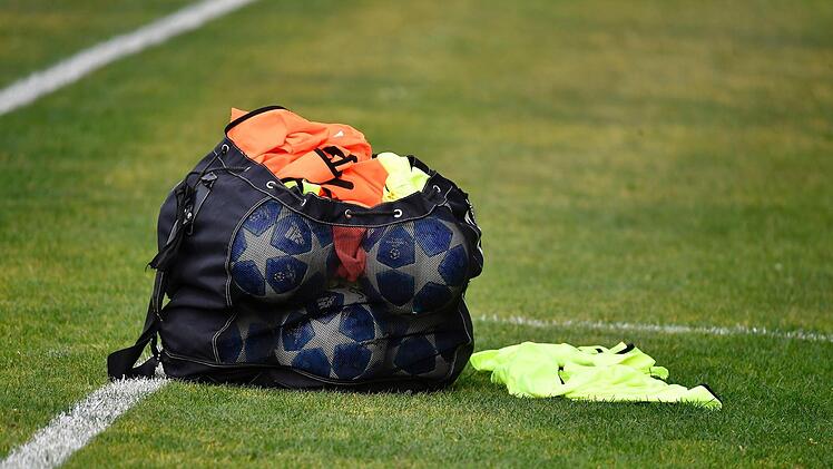 Wie lange müssen die Bälle noch ruhen? Wann es auch im Jugendfußball weitergehn kann, ist ungewisse. Wie es weitergehen kann, dafür gibt es aber schon Pläne. Sportfoto Zink