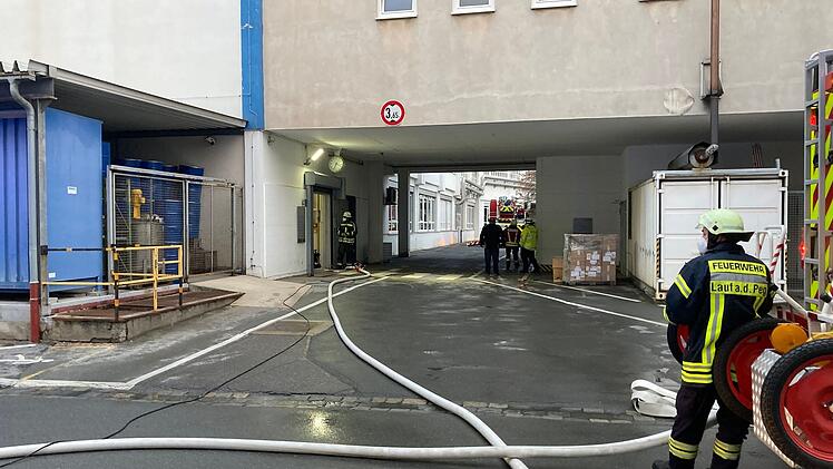 Lauf: Feuerwehreinsatz in Industriegebiet - Brand in Produktionshalle ausgebrochen