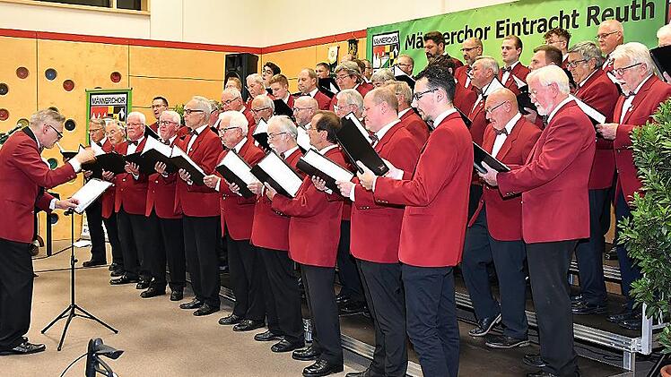 Der M&auml;nnerchor begeistert mit Liedern wie &bdquo;Die Gedanken sind frei&ldquo;.