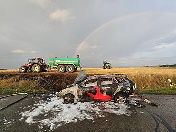 Großeinsatz wegen Autobrand im Kreis Kulmbach