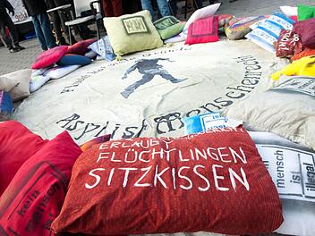 Bei einer Protestaktion in Berlin hatten Asylbewerber diese Sitzkissen am Brandenburger Tor ausgelegt. Foto: dpa/Maurizio Gambarini
