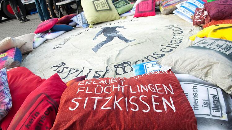 Bei einer Protestaktion in Berlin hatten Asylbewerber diese Sitzkissen am Brandenburger Tor ausgelegt. Foto: dpa/Maurizio Gambarini