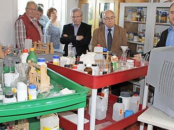 Betretene Gesichter: Lehrer Markus Zimmer zeigte den Kreisräten Siegmund Kerker, Gerhard Schmidt, Ludwig Bock und Ernst Freß (im Bild von rechts mit Konrektorin Pannek) die unzumutbaren bis gefährlichen Bedingungen im Chemie-Vorbereitungsraum. Fotos: Ralf Kestel