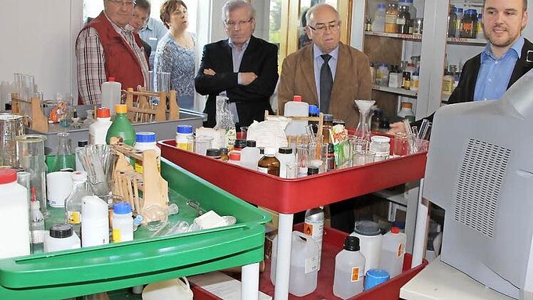 Betretene Gesichter: Lehrer Markus Zimmer zeigte den Kreisräten Siegmund Kerker, Gerhard Schmidt, Ludwig Bock und Ernst Freß (im Bild von rechts mit Konrektorin Pannek) die unzumutbaren bis gefährlichen Bedingungen im Chemie-Vorbereitungsraum. Fotos: Ralf Kestel