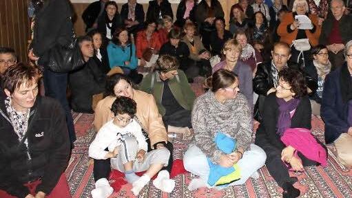 Beeindruckt vom Abendgebet waren die vielen Besucher in der Moschee.