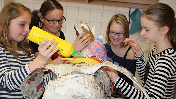 Hannah, Hannah, Katharina und Lea mit dem fliegenden Pferd "Zeitsus"