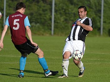 Der Schwarzacher Oktay Sakar (rechts) gegen den Glashüttener Simon Krauß. Fotos: Peter Mularczyk