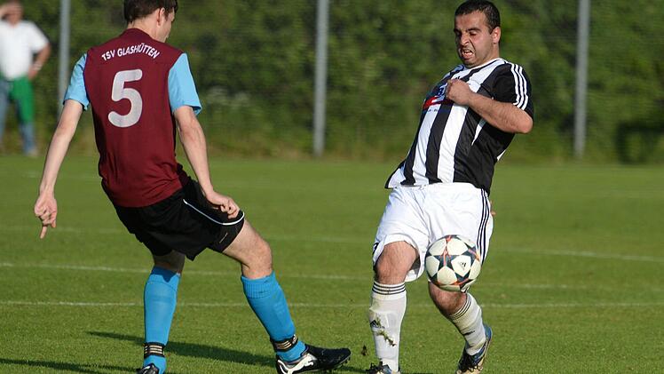 Der Schwarzacher Oktay Sakar (rechts) gegen den Glashüttener Simon Krauß. Fotos: Peter Mularczyk