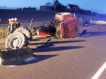 Der Fahrer diese Traktors erlitt lebensgefährliche Verletzungen; im Hintergrund der Kleinbus im Graben. Foto: Ralf Kestel