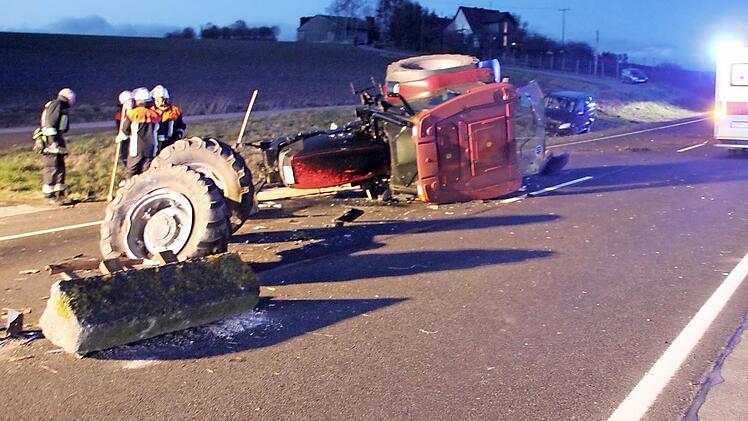 Der Fahrer diese Traktors erlitt lebensgefährliche Verletzungen; im Hintergrund der Kleinbus im Graben. Foto: Ralf Kestel