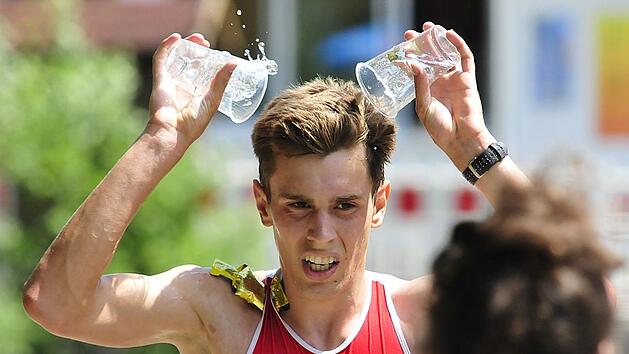 Wasser marsch: Der Sieger des Kurztriathlons, Stefan Betz, erfrischt sich auf der Laufstrecke.
