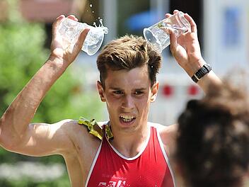 Wasser marsch: Der Sieger des Kurztriathlons, Stefan Betz, erfrischt sich auf der Laufstrecke.