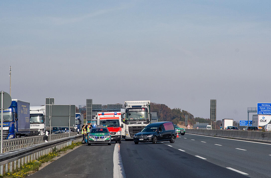 Tödlicher Unfall auf der A3: Stauende übersehen - Kleinlaster prallt mit voller Wucht auf Lkw