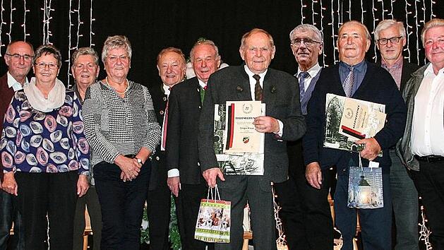Die Vereinsjubilare vom FSV Ph&ouml;nix Buttenheim mit Laudatoren und Vorstandsmitgliedern Foto: p