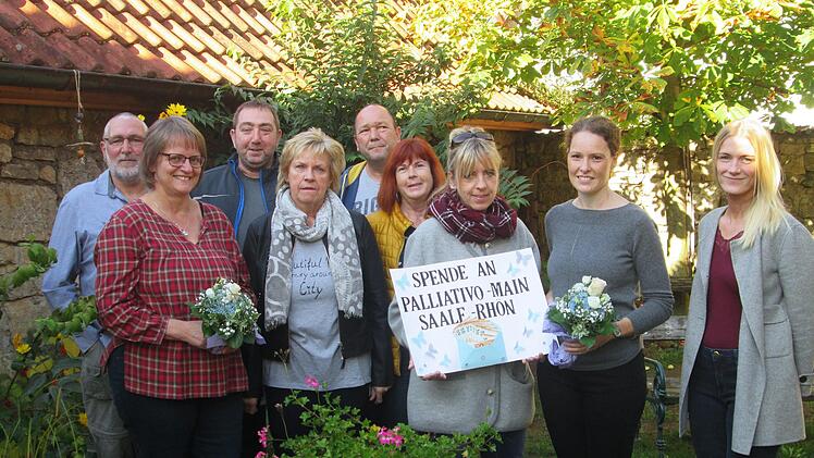 Die Hoffest-Veranstalter übergaben eine Spende von 1300 Euro an Palliativo (von links): Ulli und Beate Stockmann, Benny Schlicker, Ingeborg Zimmermann, Arnulf und Birgit Pfülb, Susanne Schlicker, Empfängerin Carina Straßen und Tanja Zimmermann.Winfried Ehling