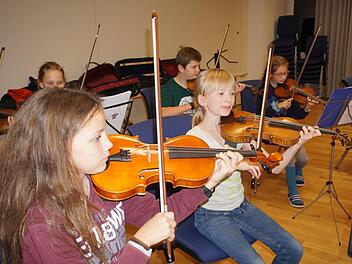 Konzentration und Freude. Die jungen Musikerinnen sind mit Eifer bei der  Sache und proben für das Abschlusskonzert, dass am 2. November stattfindet.Marion Eckert