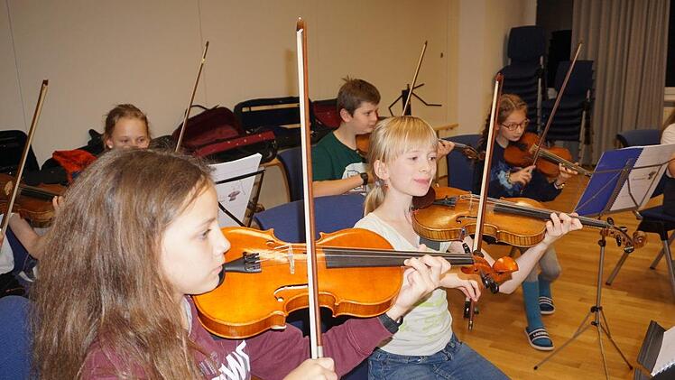 Konzentration und Freude. Die jungen Musikerinnen sind mit Eifer bei der  Sache und proben für das Abschlusskonzert, dass am 2. November stattfindet.Marion Eckert