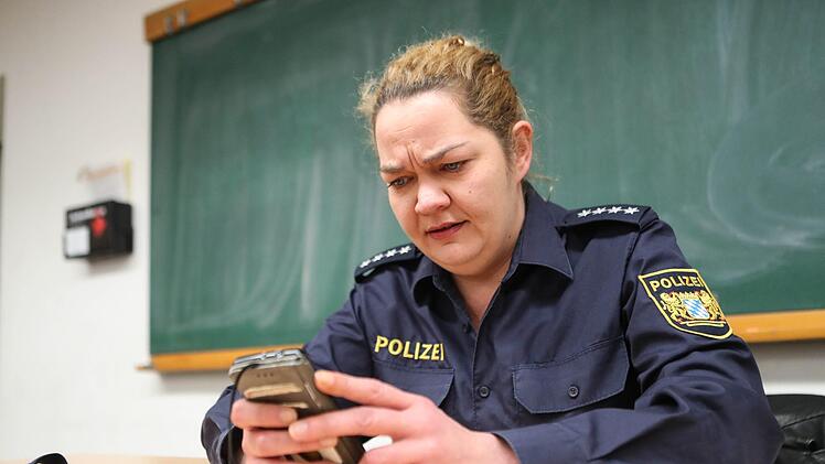 Starker Auftritt: In der Rolle der Polizistin Hannah Stein  betreibt Friedericke Pasch Aufklärungsarbeit im Klassenzeit - Aufklärungsarbeit zum Thema Mobbing einer Mitschülerin im Internet.Foto: Henning Rosenbusch