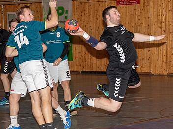 Mit sechs Treffern überzeugte der Michelauer Kreisläufer Nils Wendel (rechts). Foto: Klaus Gagel