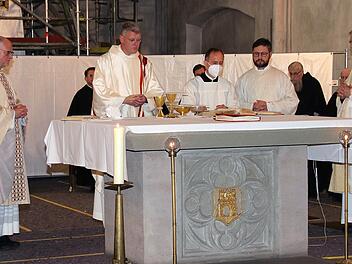 Die erste Messe nach seiner Priesterweihe feierte Pater Christian Rentsch  (Zweiter von links) in der Pfarrkirche Sankt Maria Magdalena. Links auf dem  Bild Stadtpfarrer Pater Markus Reis OSA. Foto: Dieter Britz