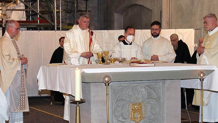 Die erste Messe nach seiner Priesterweihe feierte Pater Christian Rentsch  (Zweiter von links) in der Pfarrkirche Sankt Maria Magdalena. Links auf dem  Bild Stadtpfarrer Pater Markus Reis OSA. Foto: Dieter Britz
