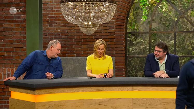 Nicht nur Schmuckexpertin Lisa Nüdling (Mitte) fand direkt Gefallen an dem Ring.