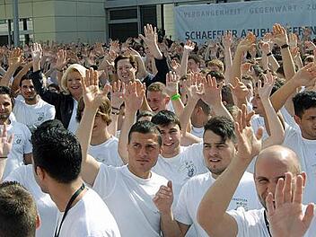 Maria-Elisabteh Schaeffler und ihr Sohn nehmen das Bad in der Menge.   Fotos: Bernhard Panzer