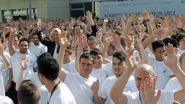 Maria-Elisabteh Schaeffler und ihr Sohn nehmen das Bad in der Menge.   Fotos: Bernhard Panzer