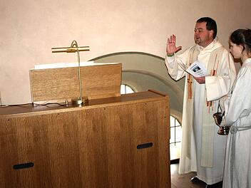 Pfarrer Michael Erhart spendete der neuen Orgel den Segen. Fotos: wo