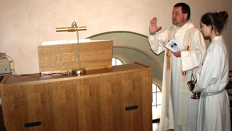 Pfarrer Michael Erhart spendete der neuen Orgel den Segen. Fotos: wo