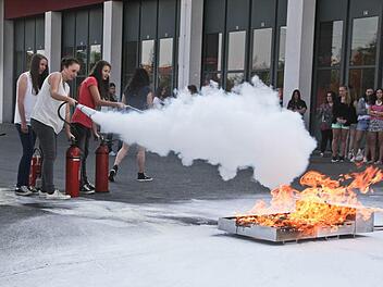 Zu Vorführungszwecken entfachte Marcus Adler von der Feuerwehr einen Brand. Die Schüler löschten. Fotos: Andreas Brandl