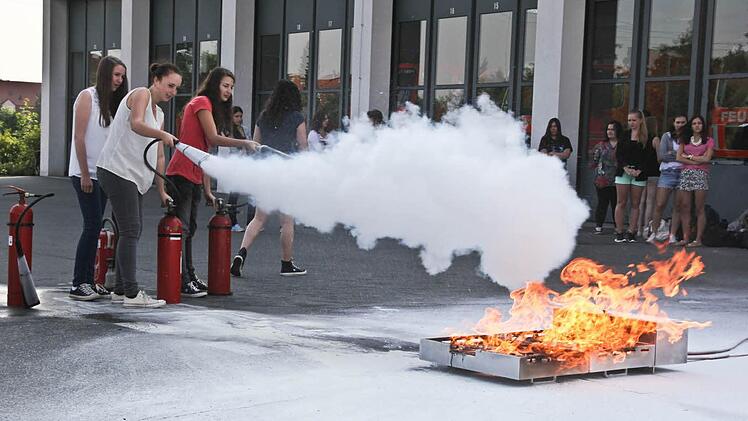 Zu Vorführungszwecken entfachte Marcus Adler von der Feuerwehr einen Brand. Die Schüler löschten. Fotos: Andreas Brandl